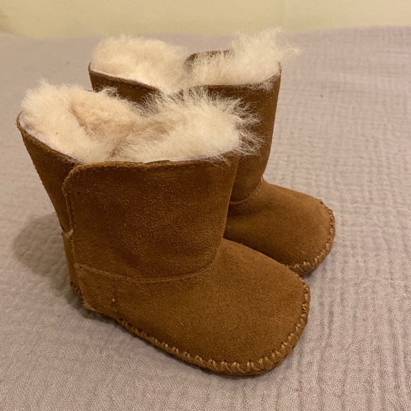 UGG ' Classic Bootie Crib Shoes (Infant) . Baby size 0/1 . New - Picture 1 of 7